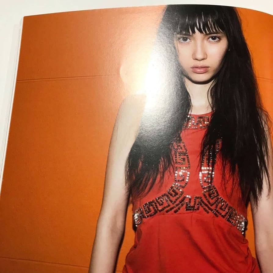 Amazon.co.jp: サイン入り 市川紗椰 写真集 夜が明けたら : おもちゃ